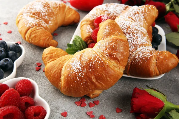 Leckeres Frühstück mit frischen Croissants und reifen Beeren und — Stockfoto