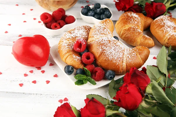 Delicious breakfast with fresh croissants and ripe berries and m — Stockfoto