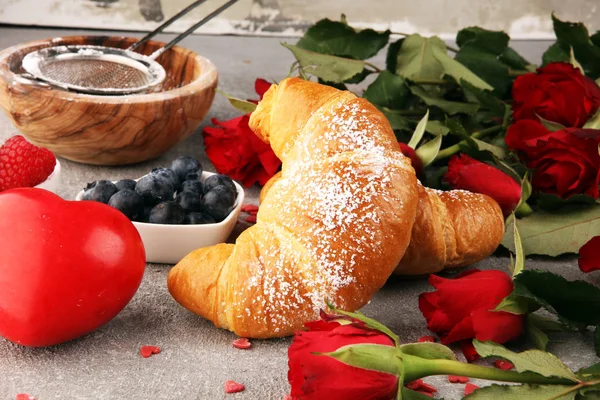 Leckeres Frühstück mit frischen Croissants und reifen Beeren und — Stockfoto