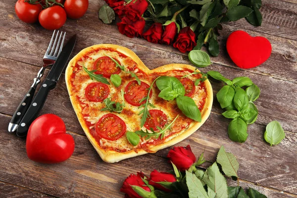 Pizza Heart shaped margherita with tomatoes and mozzarella veget — Stockfoto