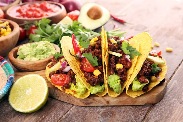 Tacos mexicanos com carne, tomate, abacate, pimenta e cebola. H — Fotografia de Stock