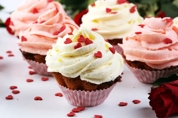 Delicious cupcake for Valentine Day. Love concept cupcakes. For — Stock Photo, Image