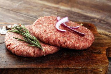Tahta kesme tahtasındaki hamburgerler için çiğ köfte. Bu için Patty