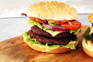 Salata ve peynirli lezzetli taze et burgerleri. Ev yapımı angus b