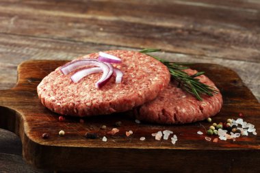 Tahta kesme tahtasındaki hamburgerler için çiğ köfte. Bu için Patty