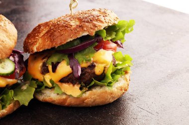 Salata ve peynirli lezzetli taze et burgerleri. Ev yapımı angus b