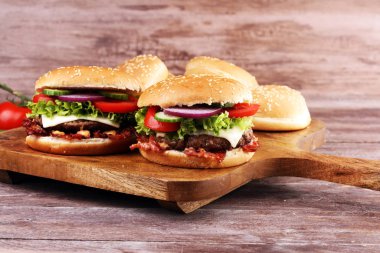 Salata ve peynirli lezzetli taze et burgerleri. Ev yapımı angus b