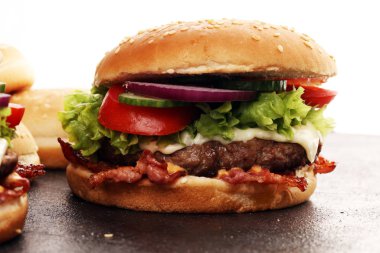 Salata ve peynirli lezzetli taze et burgerleri. Ev yapımı angus b