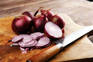Kırmızı soğan çemberleri ve evde yetişmiş kırmızı soğanlar vu vu vu vu vu vu...