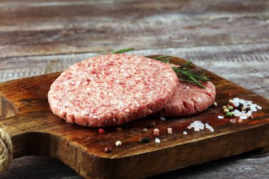 Tahta kesme tahtasındaki hamburgerler için çiğ köfte. Bu için Patty