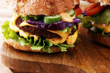 Salata ve peynirli lezzetli taze et burgerleri. Ev yapımı angus b