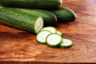 Taze yeşil salatalık. Doğal sebzeler organik gıda.