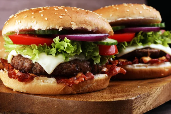 Sabrosas hamburguesas de carne fresca con ensalada y queso. Hecho en casa angus b — Foto de Stock