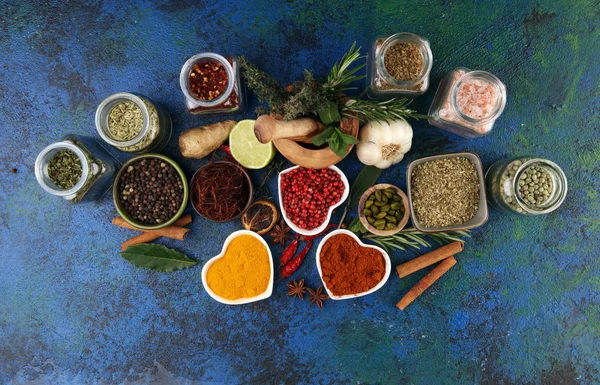 Kryddor och örter på bordet. Mat och kök ingredienser med PEP — Stockfoto