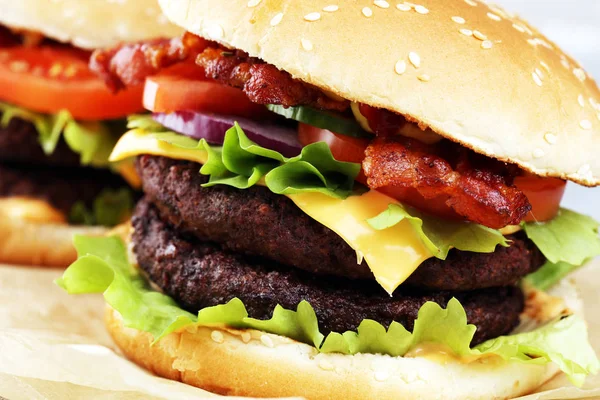 Lekkere verse vleesburgers met salade en kaas. Zelfgemaakte angus b — Stockfoto