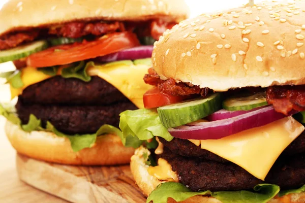 Lekkere verse vleesburgers met salade en kaas. Zelfgemaakte angus b — Stockfoto