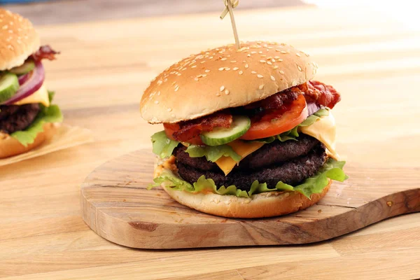 Hambúrgueres de carne fresca saborosos com salada e queijo. Caseiro angus b — Fotografia de Stock