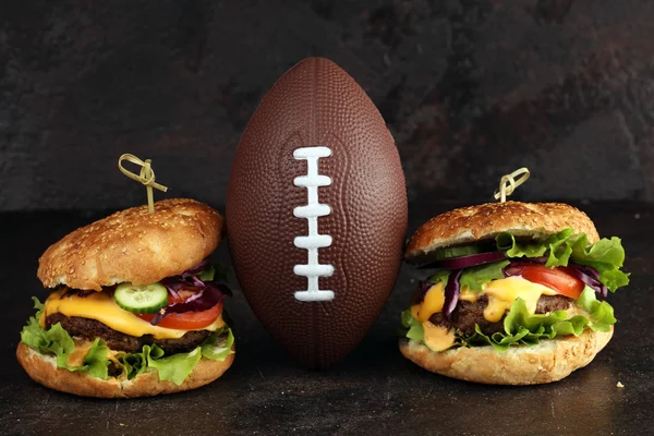 Gustosi hamburger di carne fresca con insalata e formaggio. Angue fatte in casa b — Foto Stock