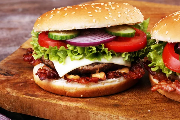 Chutné čerstvé masové burgery se salátem a sýrem. Domácí angus b — Stock fotografie