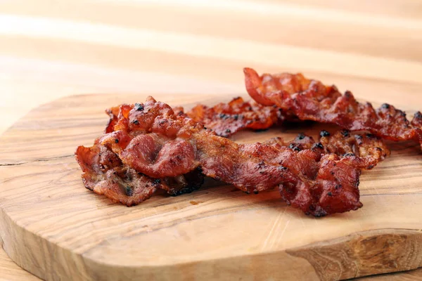 Närbild av skivor av krispig varm nykokt bacon för välsmakande b — Stockfoto