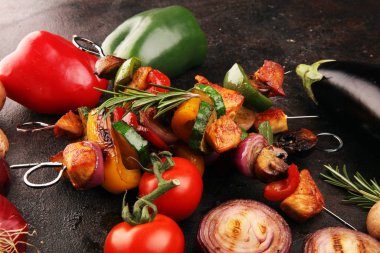 Izgara domuz şiş veya sebzeli şiş kebap. Gıda ba