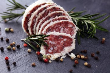 Salamlı yer mantarı. Saltufo, sosla karıştırılmış bir salam.