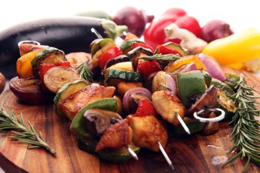 Izgara domuz şiş veya sebzeli şiş kebap. Gıda ba