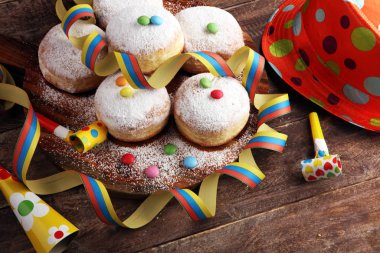 Karnaval pudra şekeri, kağıt şeritli donutlar. Mikrop