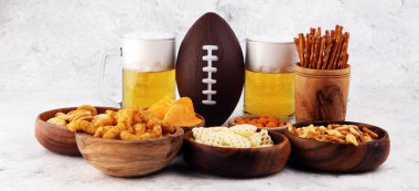 Cips, tuzlu aperatifler, masada futbol ve bira. Selamlama için harika.