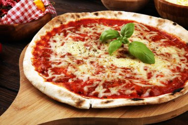 Domatesli pizza, mozarella peyniri, fesleğen. Lezzetli İtalyan.