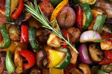 Izgara domuz şiş veya sebzeli şiş kebap. Gıda ba