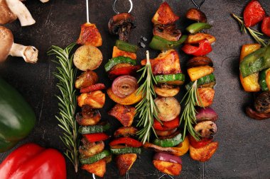 Izgara domuz şiş veya sebzeli şiş kebap. Gıda ba