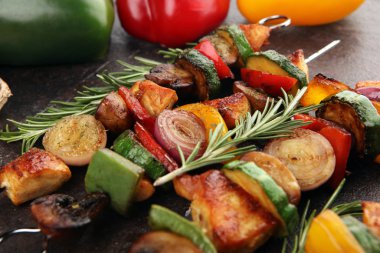 Izgara domuz şiş veya sebzeli şiş kebap. Gıda ba