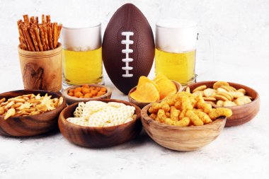Cips, tuzlu aperatifler, masada futbol ve bira. Selamlama için harika.