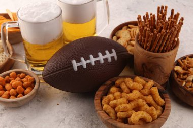Cips, tuzlu aperatifler, masada futbol ve bira. Selamlama için harika.