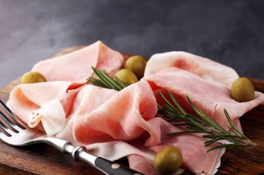 Ham ahşap arka plan üzerine dilimlenmiş. Taze prosciutto. Domuz jambon dilim