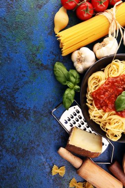 Lezzetli iştah açıcı klasik İtalyan spagettisi domates soslu makarna.