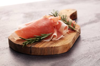 Kuru İspanyol jambonu, Jamon Serrano, Bellota, İtalyan jambonu.