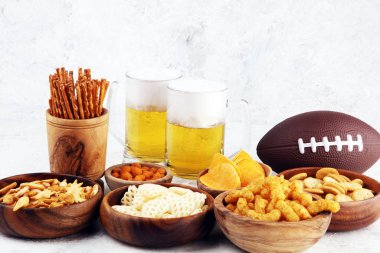 Cips, tuzlu aperatifler, masada futbol ve bira. Selamlama için harika.