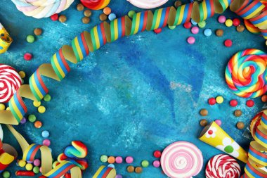 Birlikte serin desenli bir arka plan üzerinde renkli karnaval kenarı