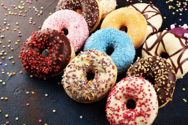 Çikolatalı buzlu, pembe ile çeşitli donuts sırlı ve serpin