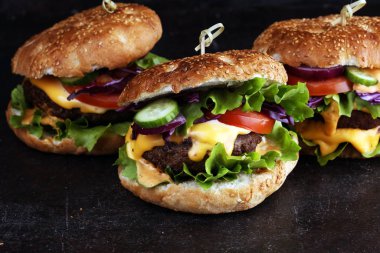 Salata ve peynirli lezzetli taze et burgerleri. Ev yapımı angus b