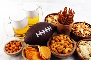 Cips, tuzlu aperatifler, masada futbol ve bira. Selamlama için harika.