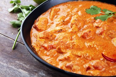 Tavuk tikka masala baharatlı körili et yemeği ve pilav. 