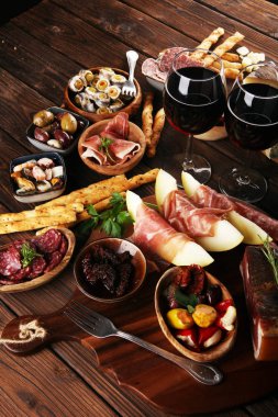 İtalyan antipasti şarap aperatifler küme. Peynir çeşitli, Mediterranean