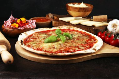 Domatesli pizza, mozarella peyniri, fesleğen. Lezzetli İtalyan.
