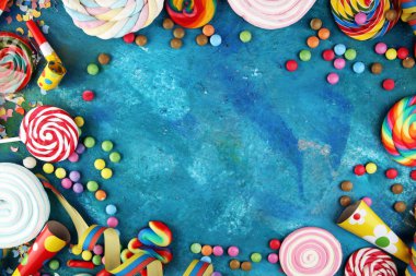 Birlikte serin desenli bir arka plan üzerinde renkli karnaval kenarı