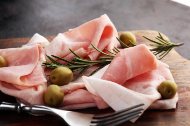 Ham ahşap arka plan üzerine dilimlenmiş. Taze prosciutto. Domuz jambon dilim