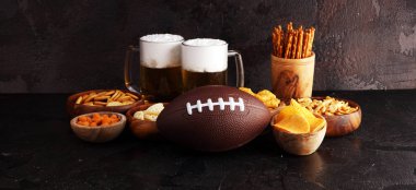 Cips, tuzlu aperatifler, masada futbol ve bira. Selamlama için harika.
