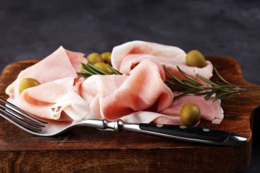 Ham ahşap arka plan üzerine dilimlenmiş. Taze prosciutto. Domuz jambon dilim